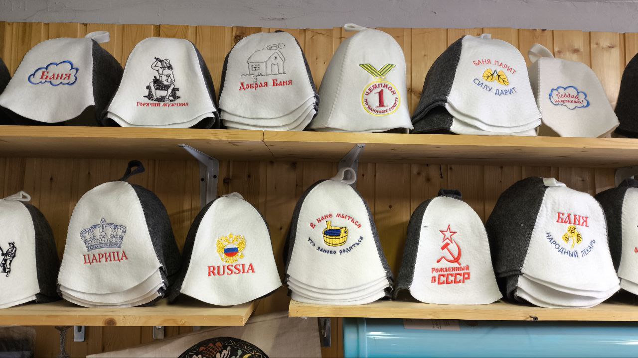 Шапочка для бани: зачем она нужна и как выбрать